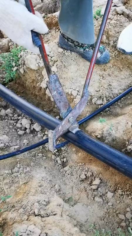 滴灌管打孔器,滴灌pe管打孔器开孔安装旁通方法,农业种植滴灌带,滴灌