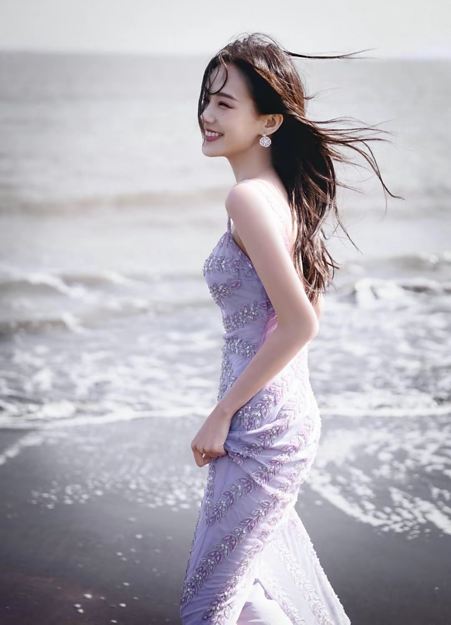 美女李一桐,身着紫色包臀裙,海边性感写真,身材纤细,火辣迷人.