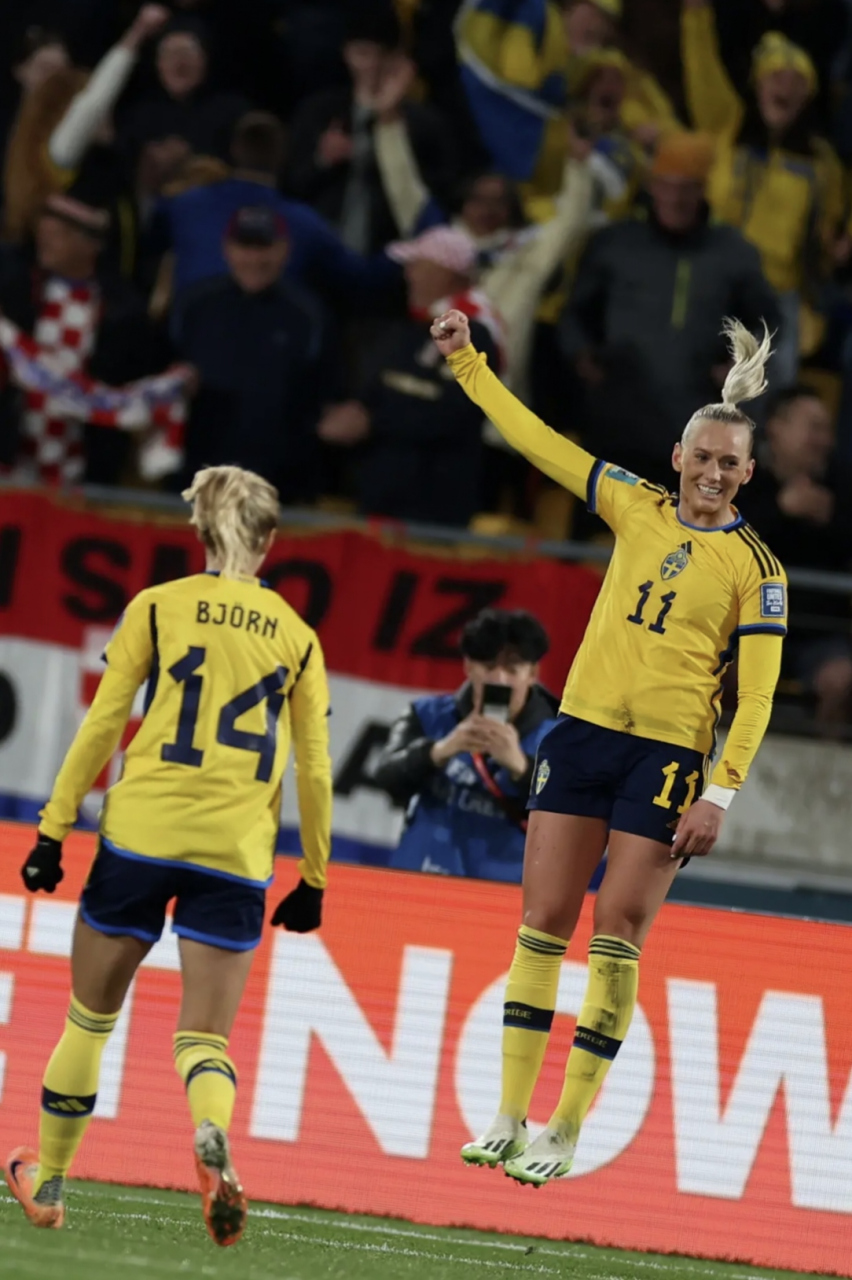 瑞典女足直接用角球战术,打懵意大利.