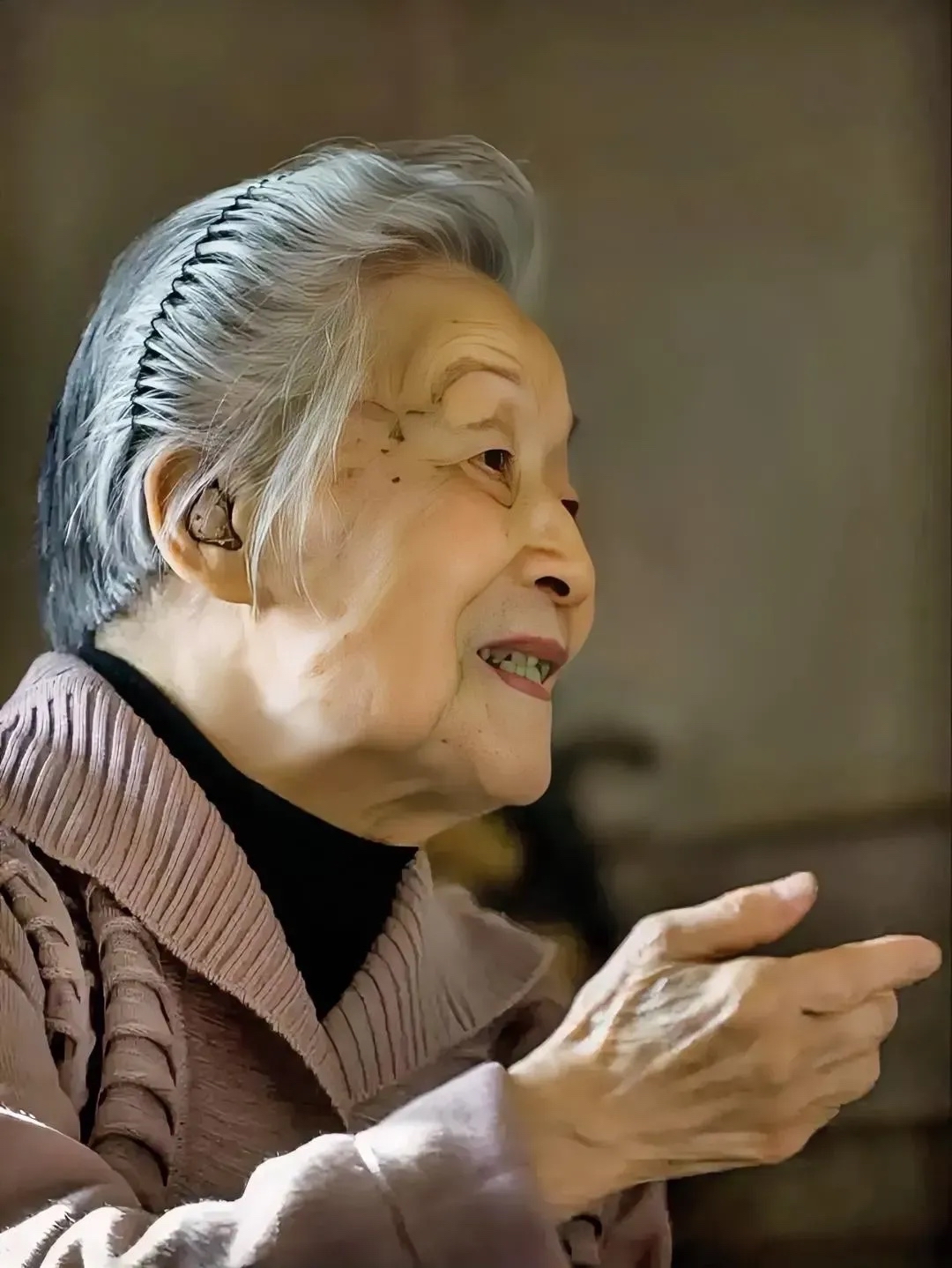 杨绛先生说有些事情除了自己谁也不会懂;有些无奈除了沉默谁也