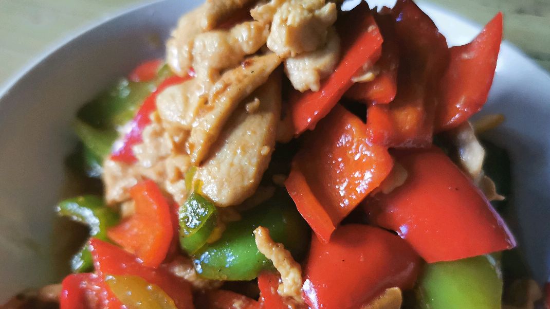 大厨分享,青椒鸡脯肉好吃下饭,回味无穷