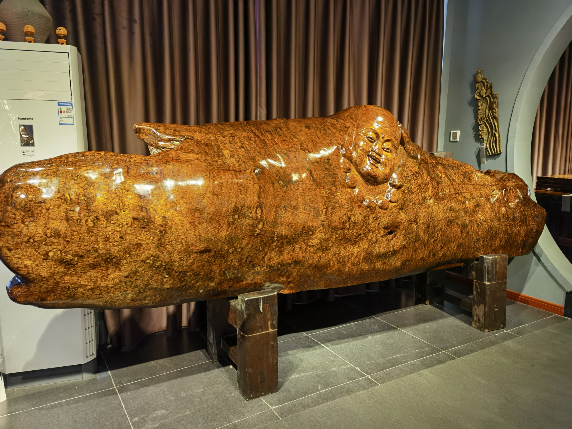 价值不菲,传世之宝,龙胆花纹金丝楠乌木