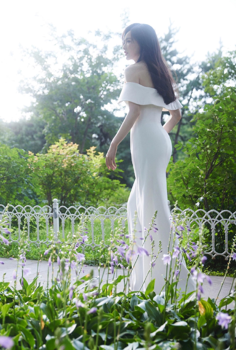 组图：唐嫣白色露肩长裙大片曝光夏日绿茵中长发翩然温柔缱绻