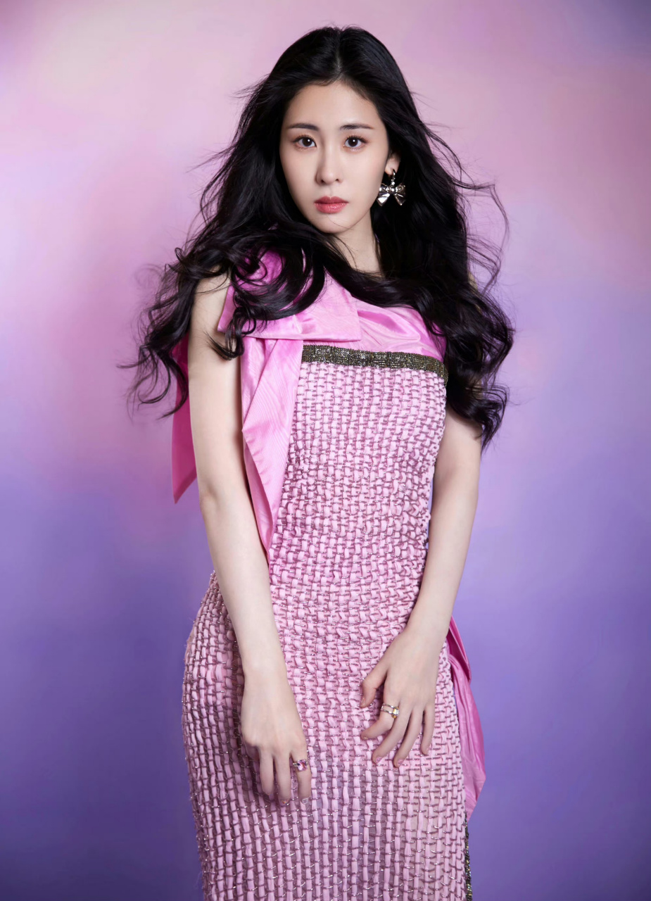 张碧晨不仅歌唱的好听身材也特别性感,尤其这纤细的小蛮腰和修长的