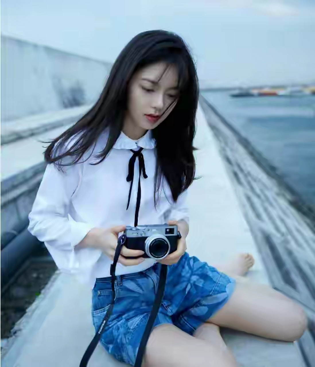 网友:大明星赵今麦,穿牛仔短裤秀美腿,尽显制服风采