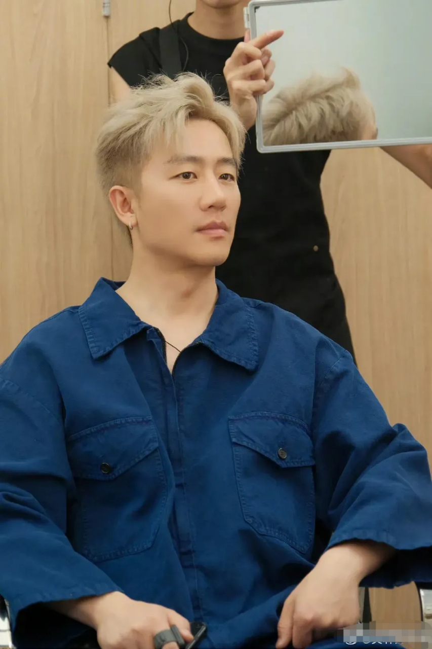 黄轩说:这个夏天,来点不一样的颜色[偷笑][偷笑][偷笑]  确实不一样