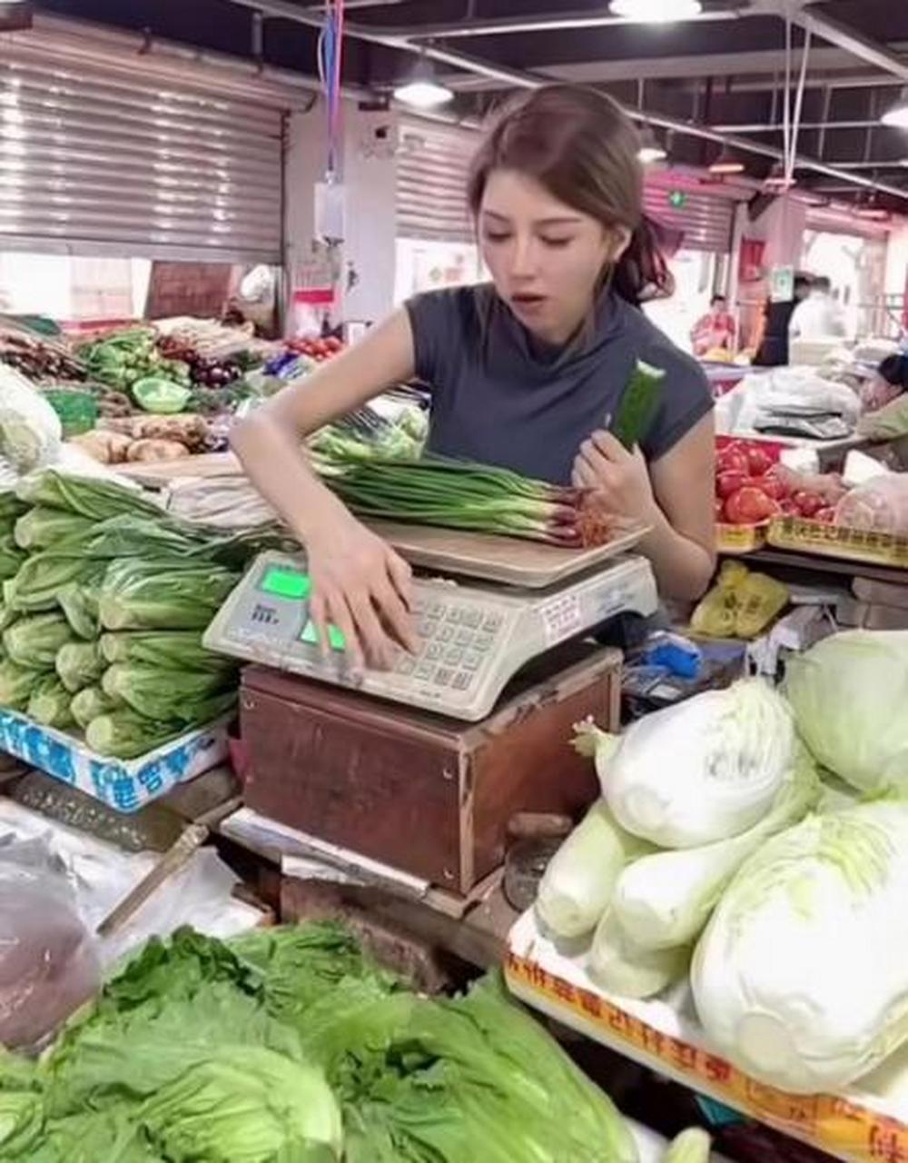 美女真孝顺,为给父母分担压力,主动提出守摊卖菜,饿了就拿黄瓜垫个