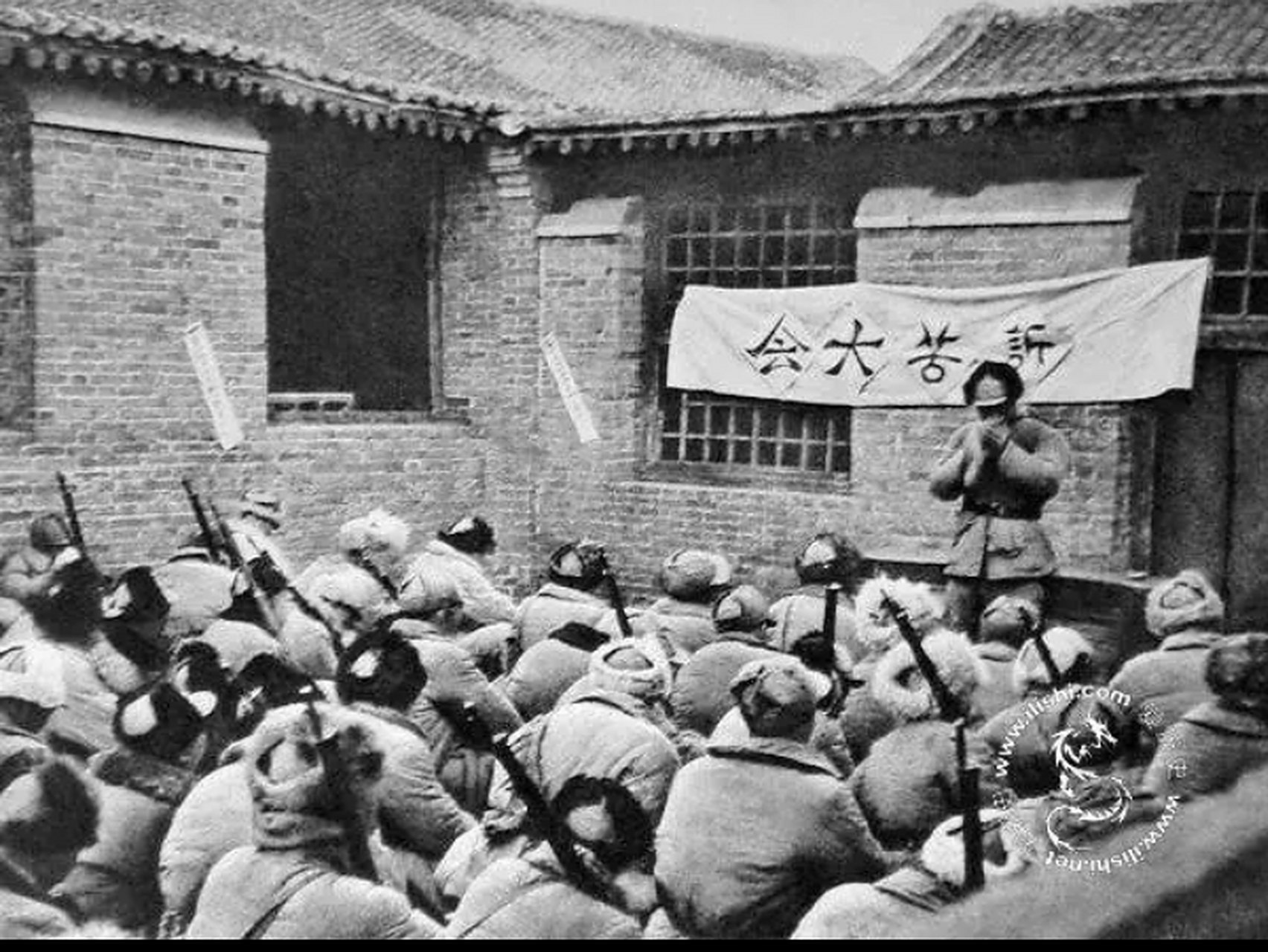 这是1946年内战打起来后我军"诉苦大会"的老照片