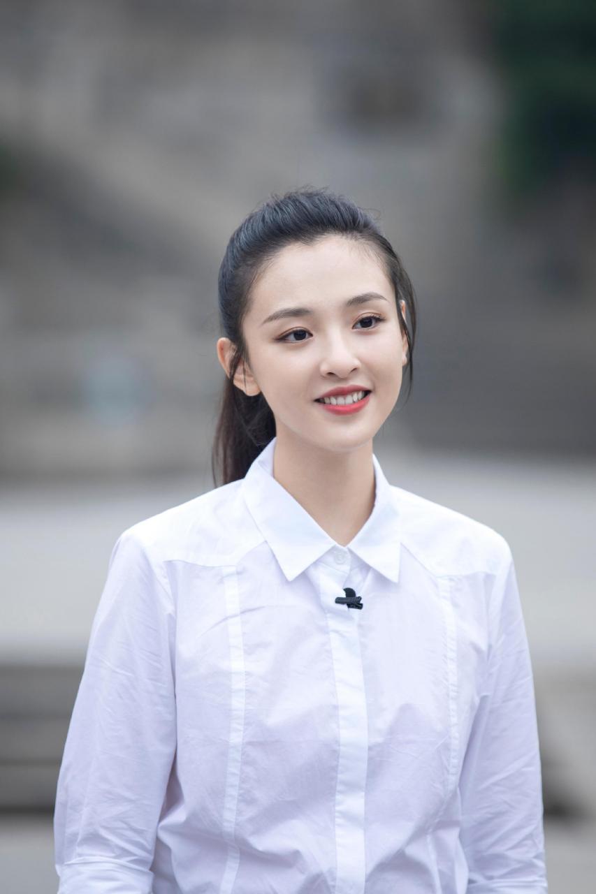 吴倩的颜值一直挺能打的,比较清新自然,在这个追求五官精致的时代里