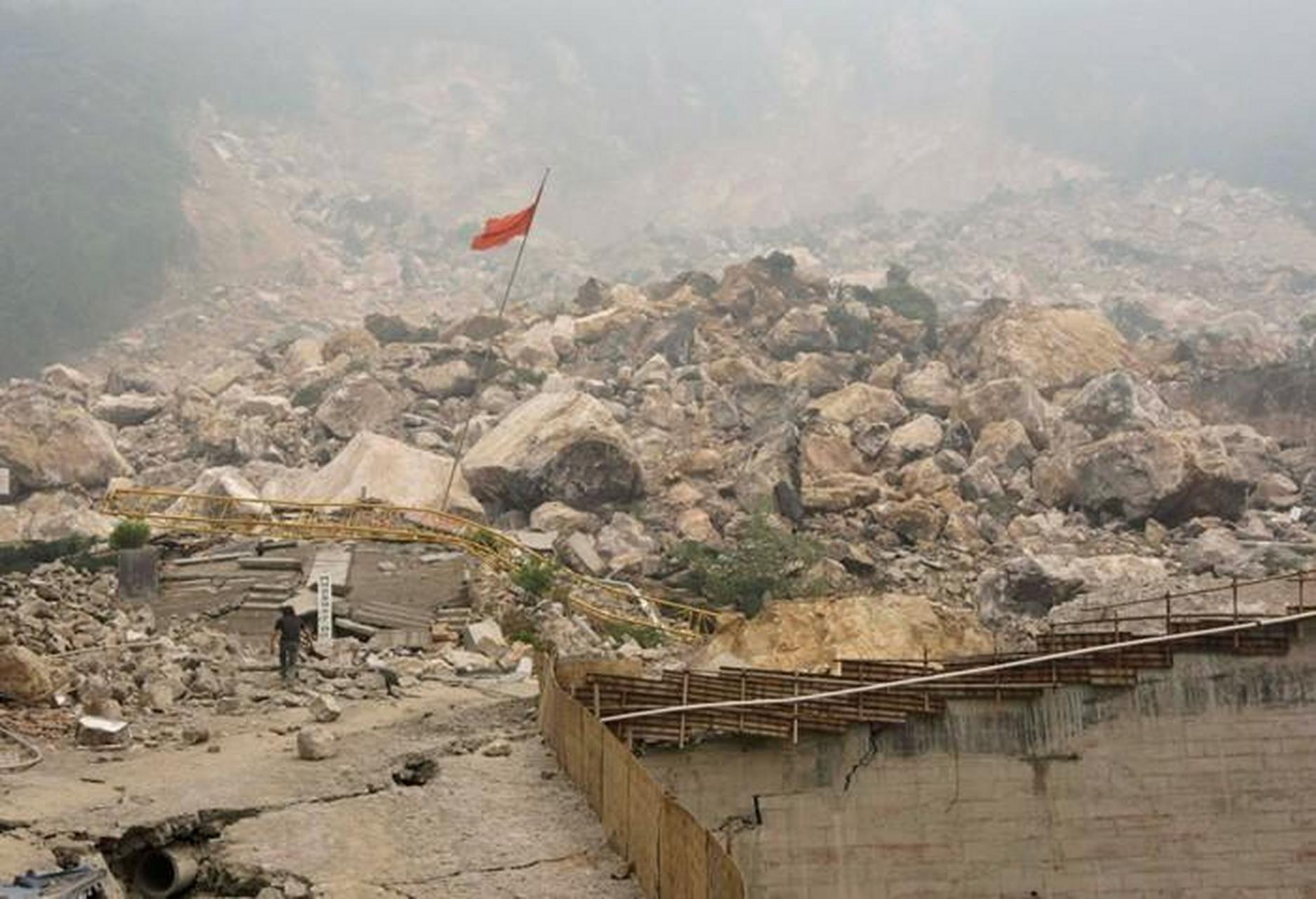 8万人失踪,37万余人受伤……15年过去,曾经撕裂的