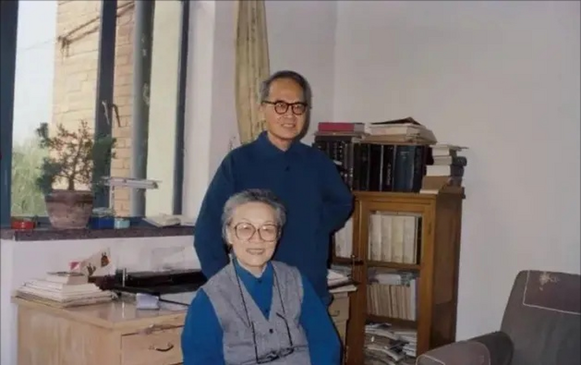 1973年,钱钟书的女儿钱瑗被邻居骂了一句"臭寡妇"后,又被扇了一嘴巴.