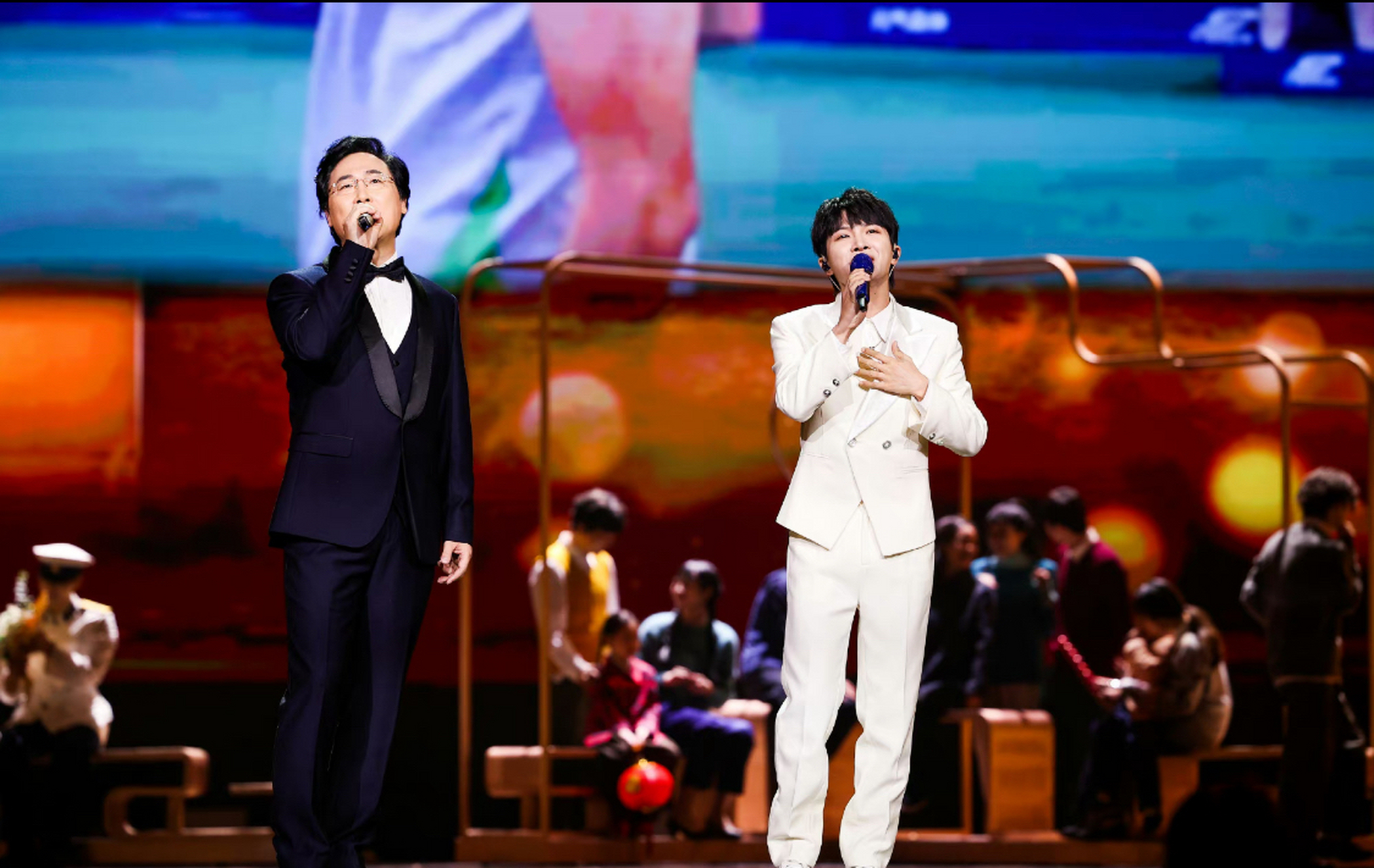 周深和廖昌永在6月23日"第28届上海电视节白玉兰奖颁奖典礼"现场合唱