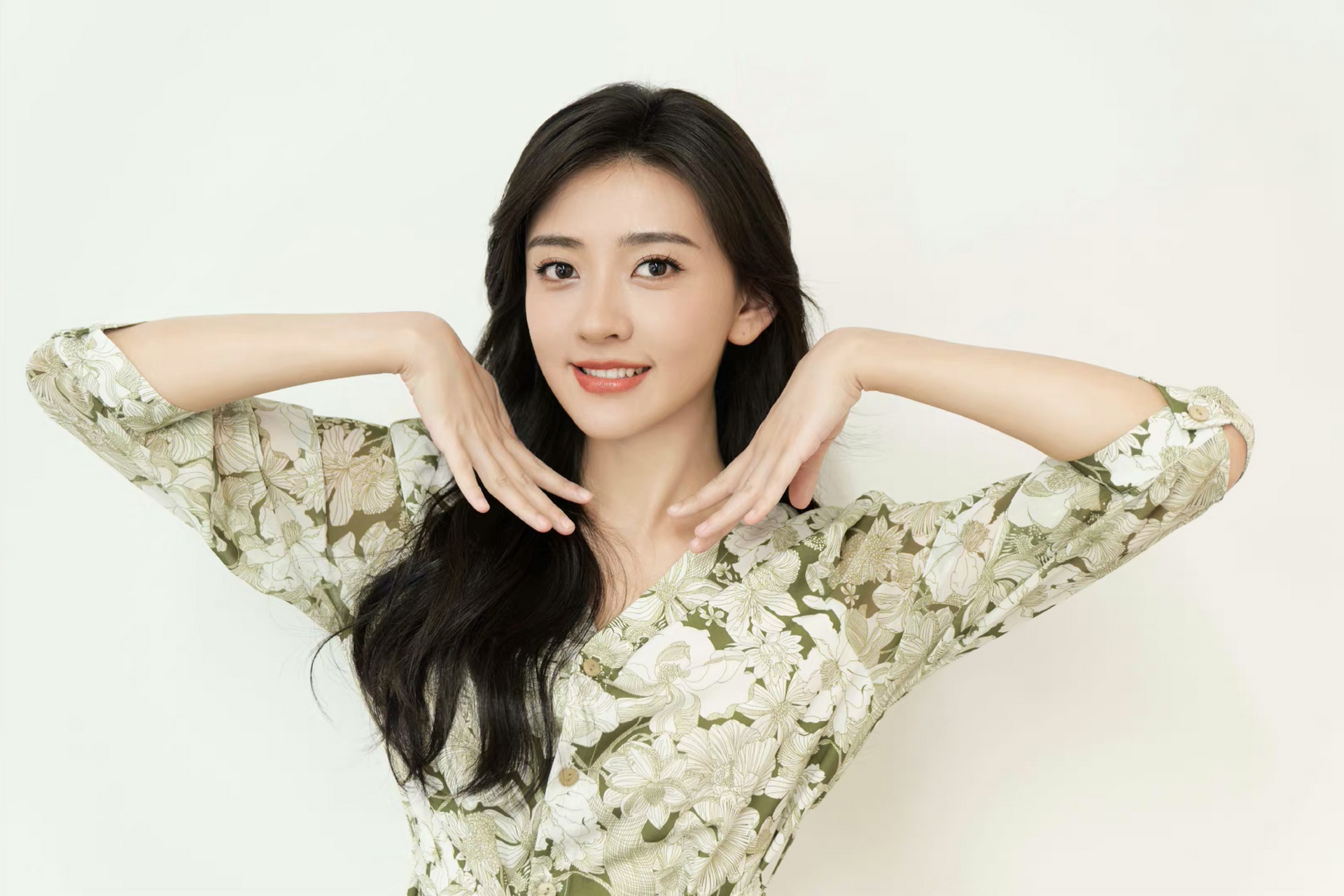 梁洁# 一袭碎花连衣裙,肤白貌美,五官精致,身材曼妙,清纯妩媚,尽显