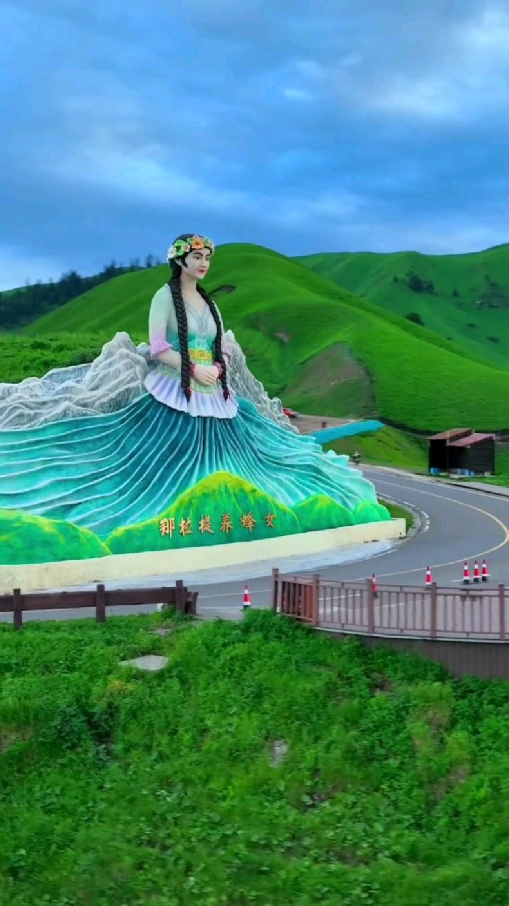 孤单的养蜂女最后守护在了那拉提,她面朝可可托海的方向张望,来场沉浸