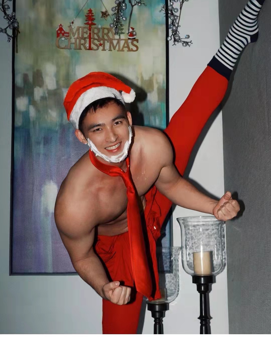 肌肉男神毛若懿变身圣诞老人大秀完美身材