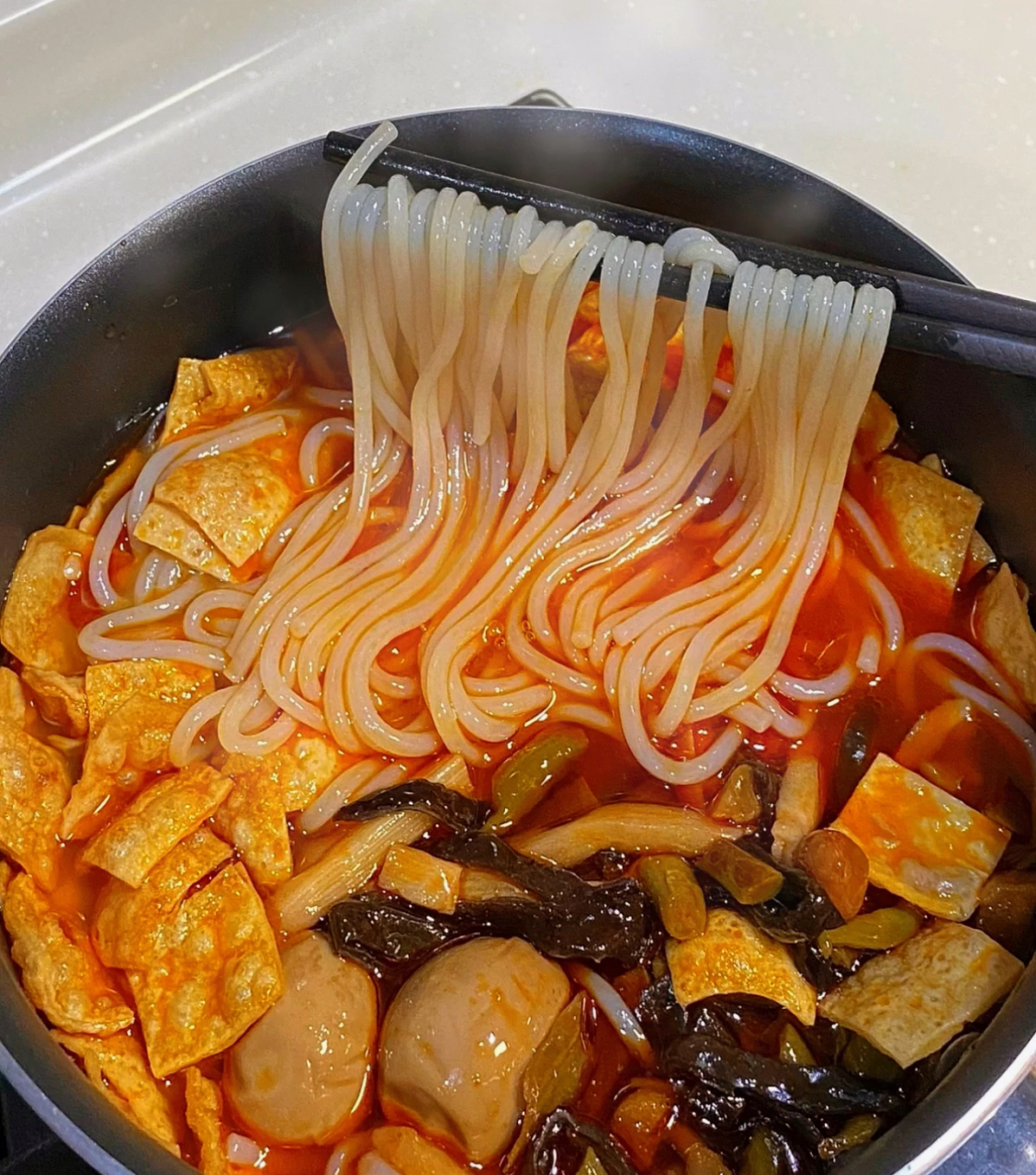 柳州人分享,这才是螺蛳粉的正确煮法: 这道美食主要是由非油炸米粉