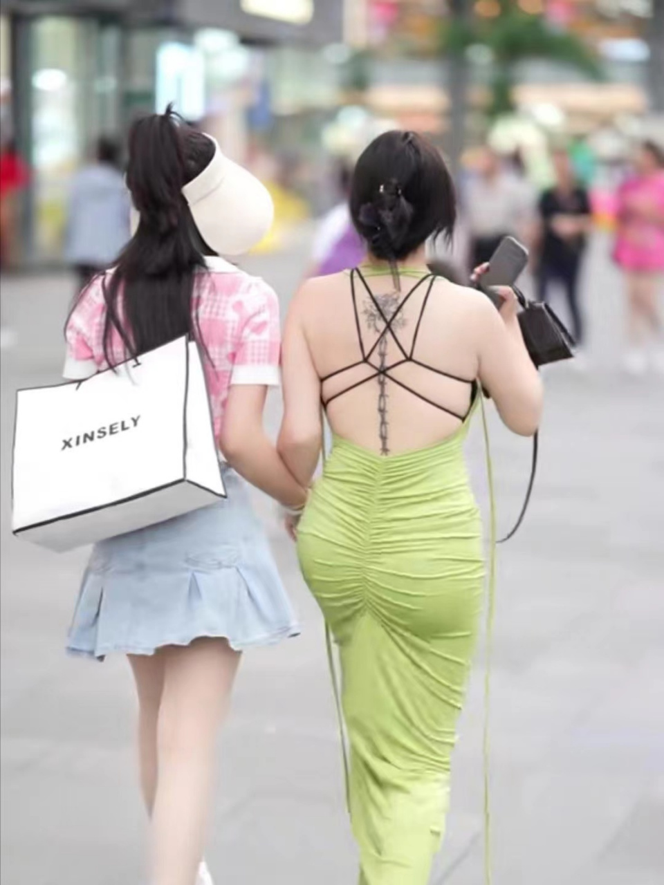 街拍微胖女神,后背纹身的美女!