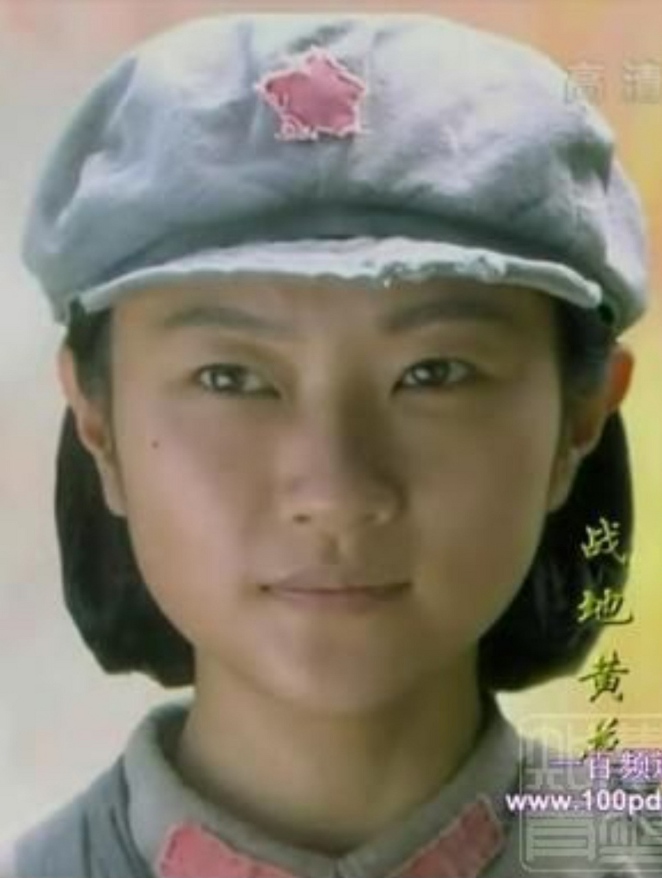 1934年秋,红一方面军长征前,26岁的杨厚珍带着军帽,穿着军大衣,在江西