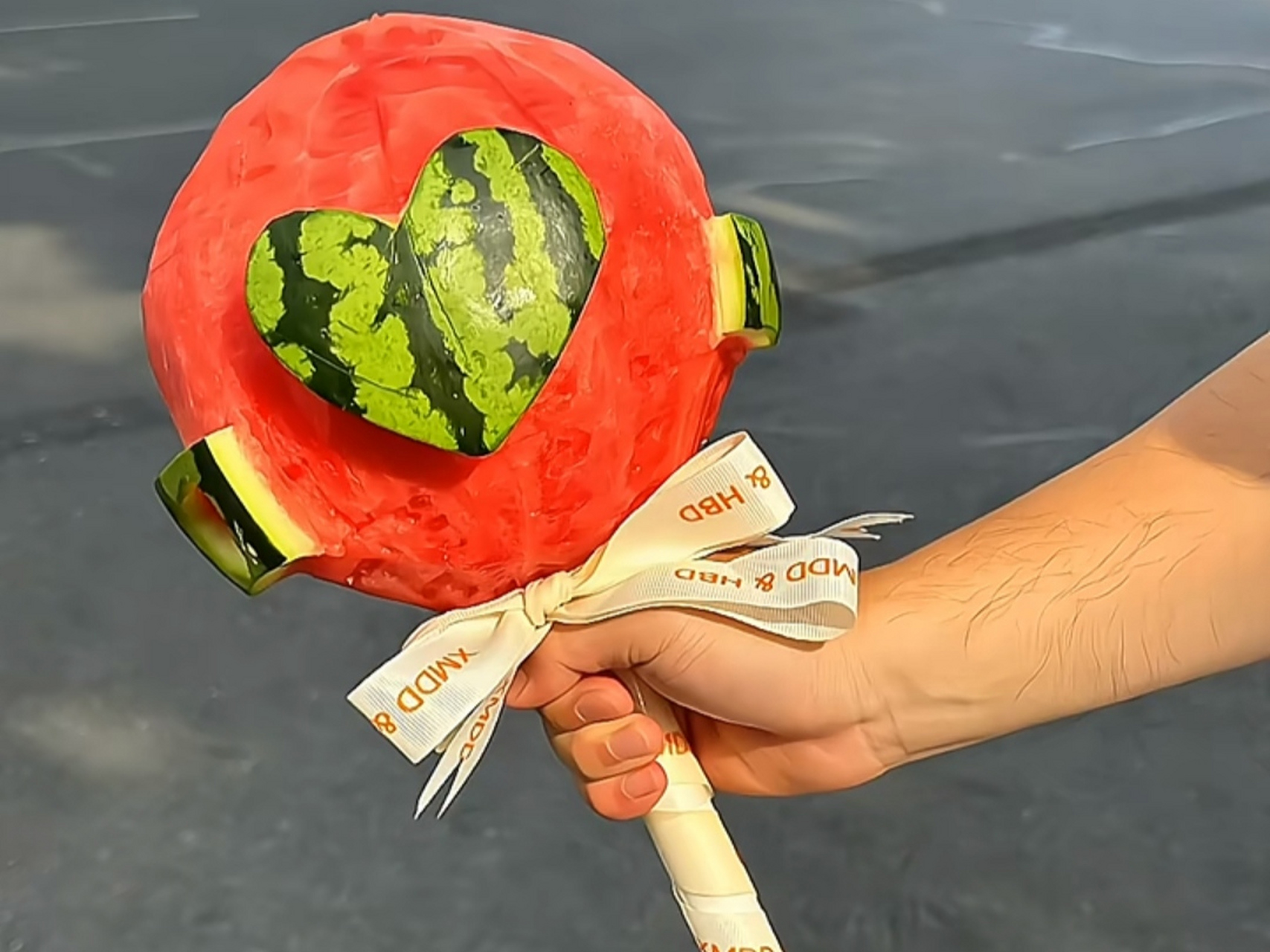 这大号棒棒糖太解渴了!