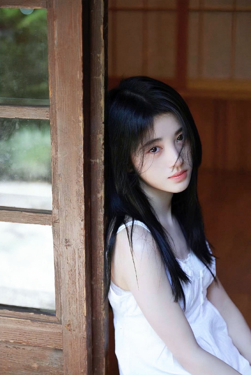 美女"的绝世容颜,五官精致立体,甜美笑容灵动可爱,纤瘦小蛮腰养眼吸睛