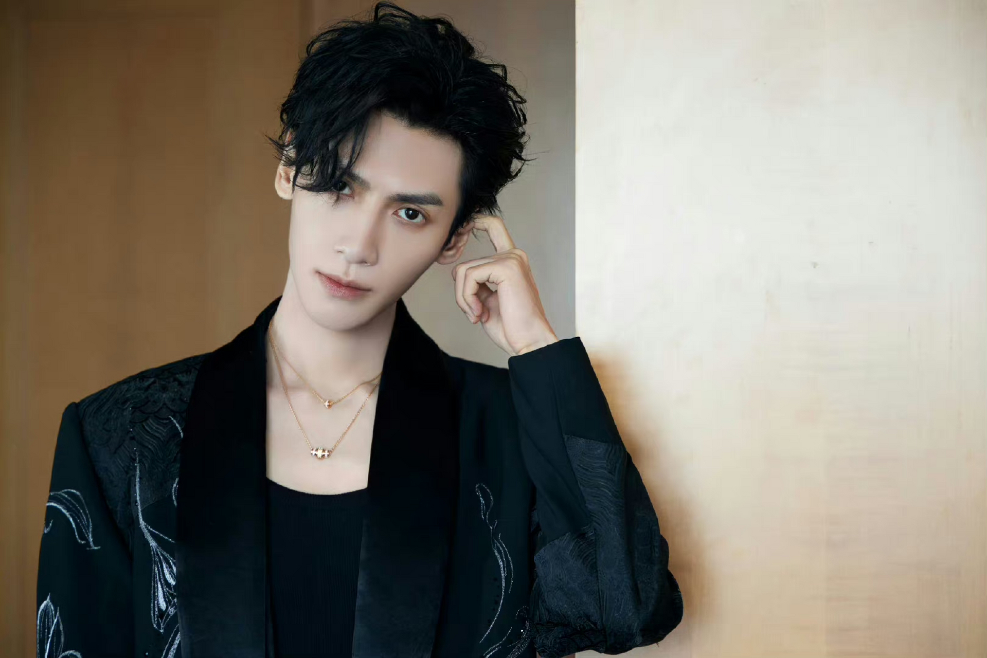 黑衣白衣罗云熙 这个眼神够邪魅[期待] #罗云熙