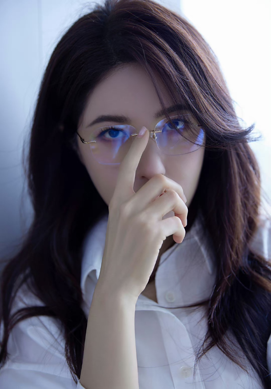 把眼镜焊在脸上吧姐[舔屏]a炸了,曾黎姐姐果然各种风格都可以轻松驾驭