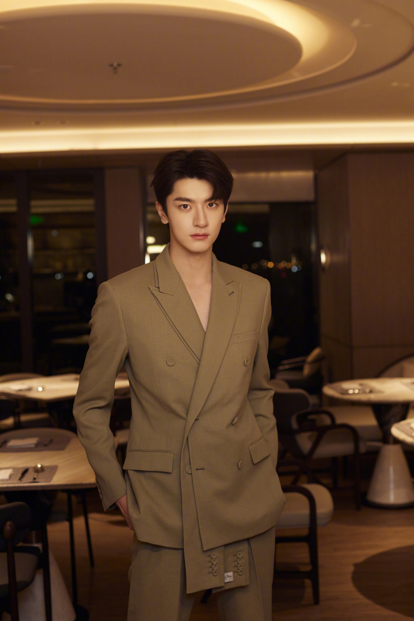 林一电视剧品质盛典,深浅两套西装造型,清俊轮廓,高挑身段… 简简单单