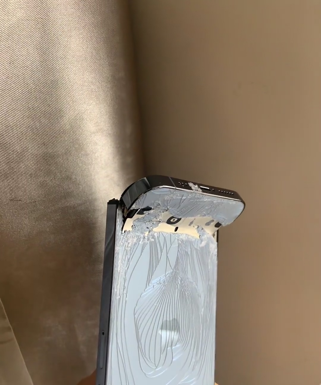 都说女孩子力气小,前女友直接把我手机掰断了