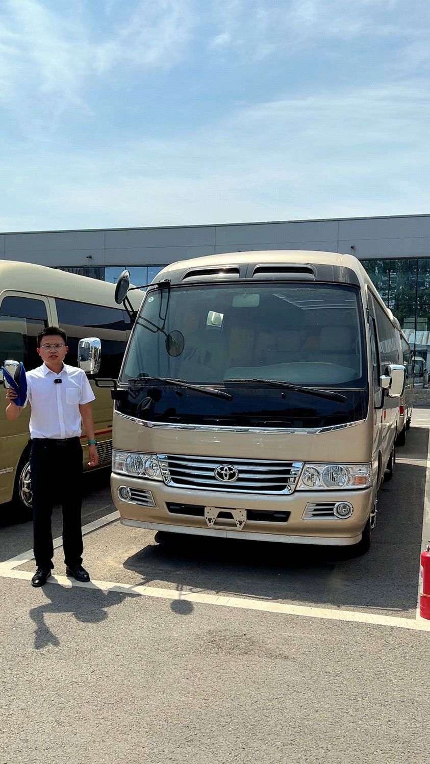 十六座丰田考斯特大型商务车团队出行公司接待用车