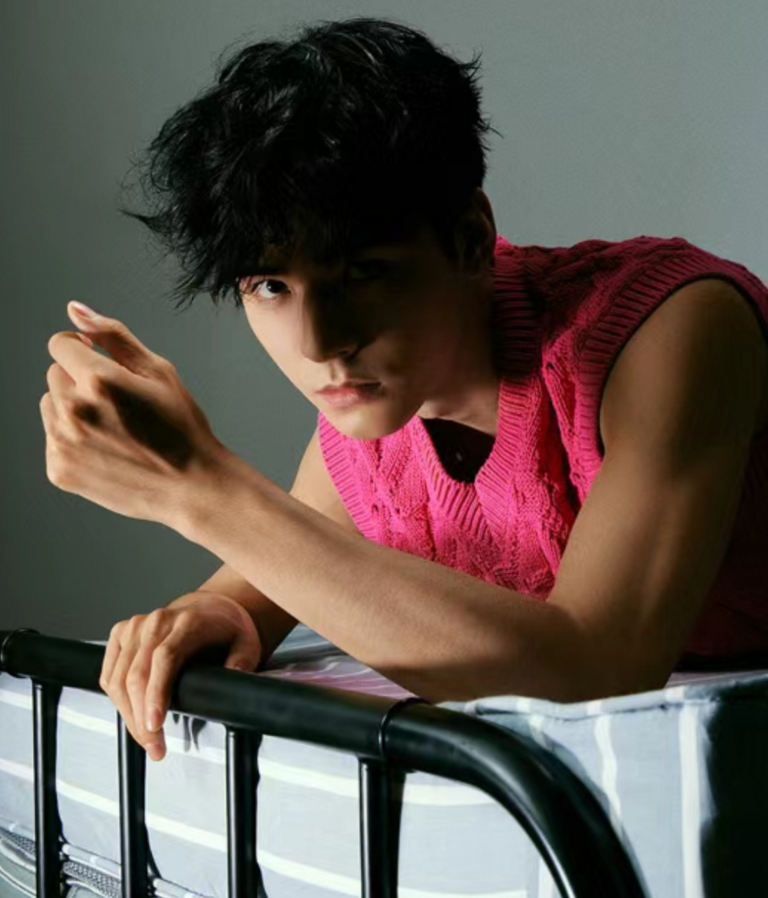 龚俊晒时尚大片秀肌肉,难得这么man,气质还挺硬朗的