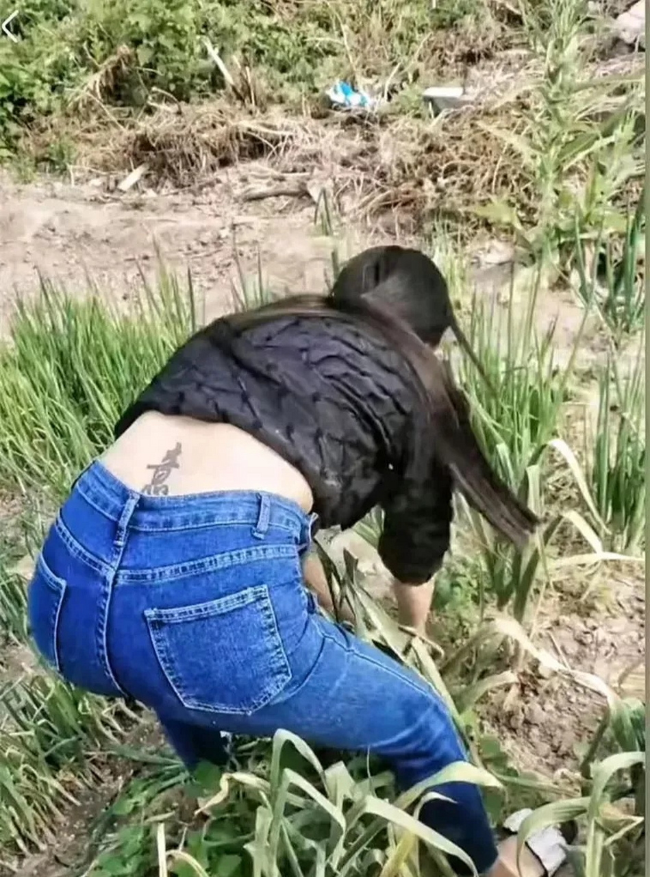 三十多岁的光棍好不容易娶个媳妇,发现后面的纹身,心里想是不是之前