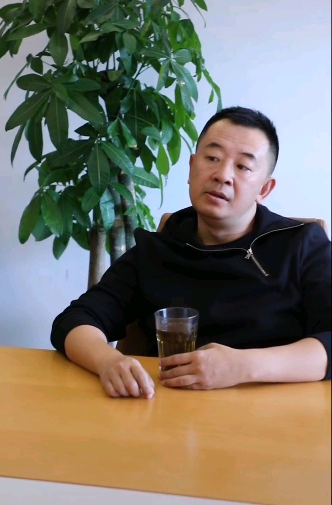 46岁黄海波近况曝光:戴棒球帽留山羊胡,"复出拍戏"呼声高