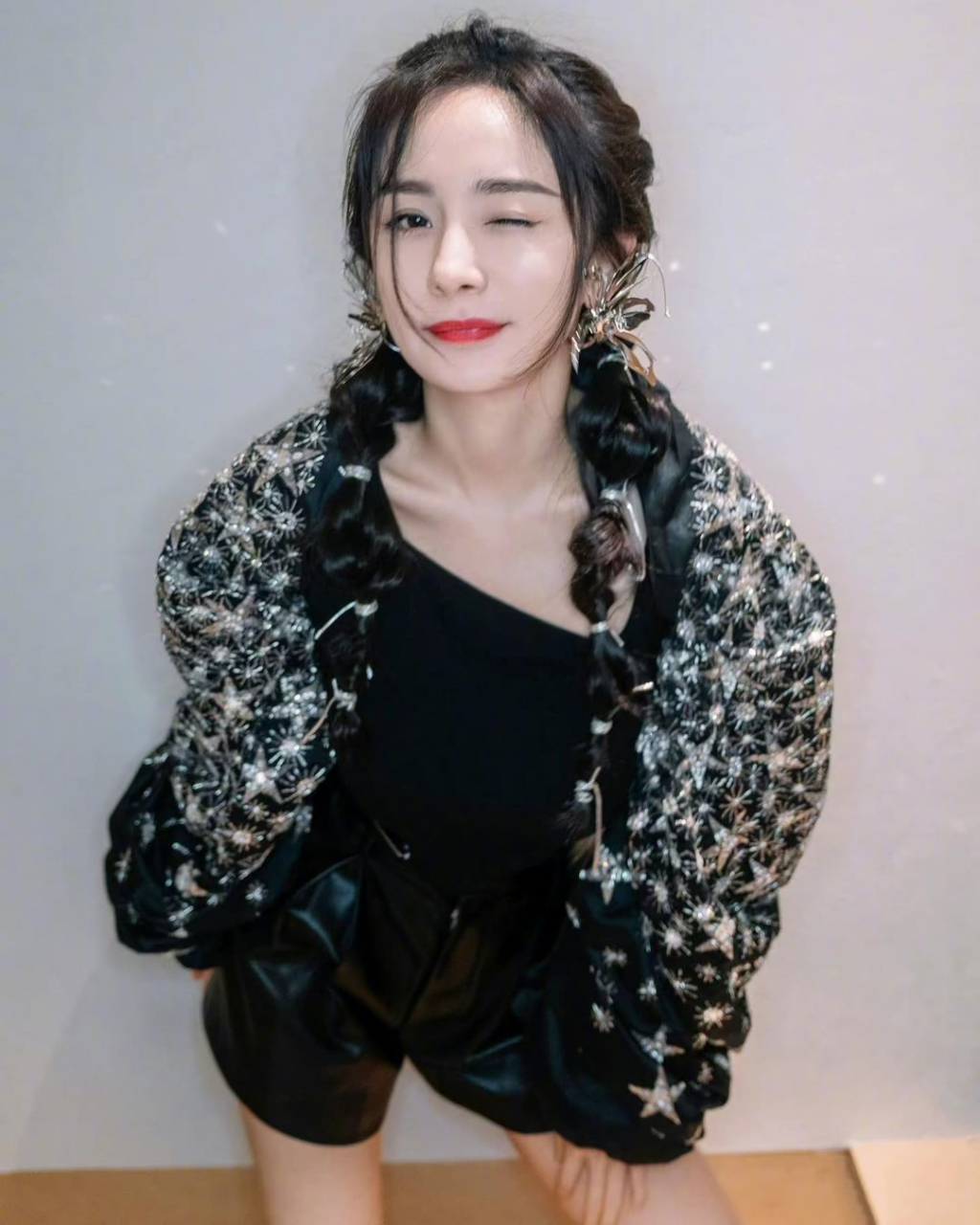 杨幂的卖萌嘟嘟嘴剪刀手"六连拍",元气活力满满,美成少女