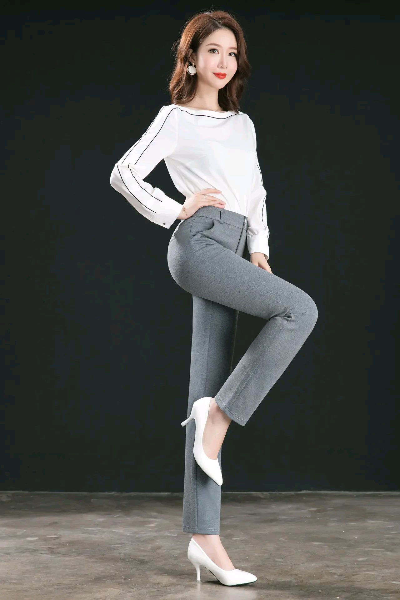 展现个性,散发魅力:直筒休闲裤白色高跟鞋的时尚穿搭