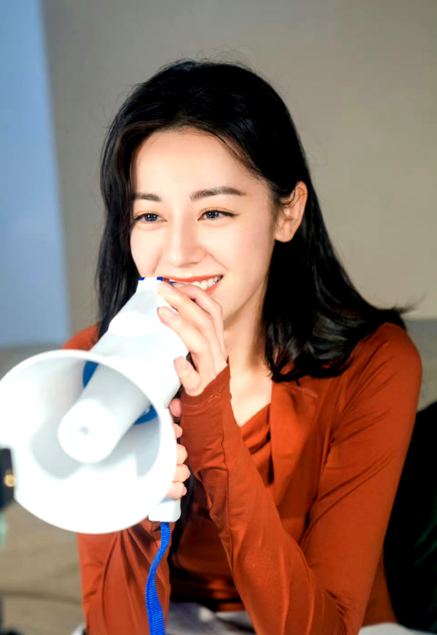 迪丽热巴笑起来眼睛太好看了!