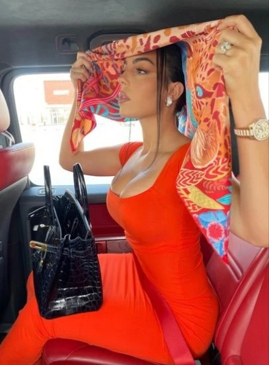 克里斯蒂亚诺罗纳尔多的女友 乔治娜·罗德里格斯 穿着一件拥抱身材的