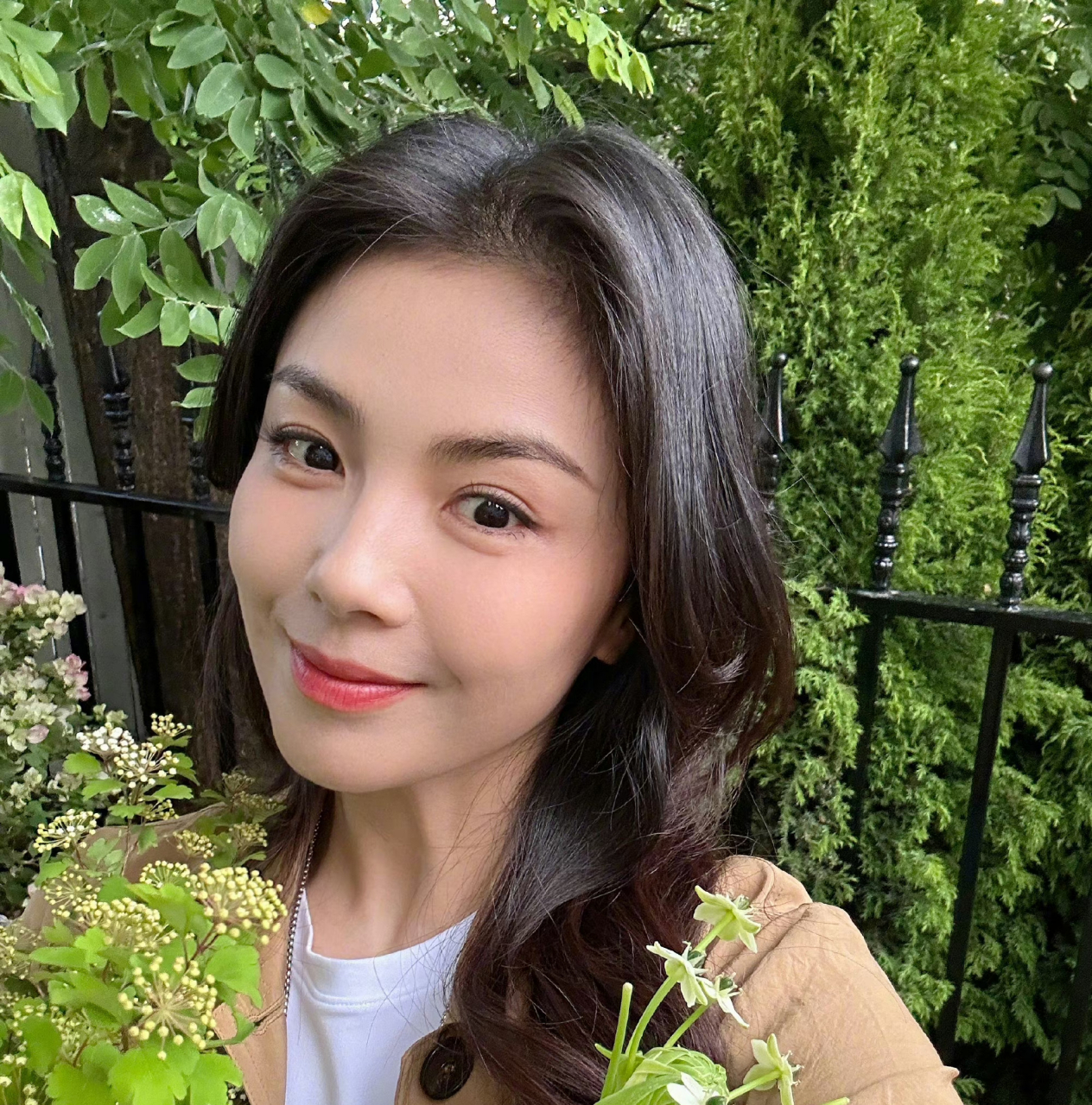 近日刘涛更新动态晒自拍美照,照片中的刘涛相比剧里应该属于素颜了