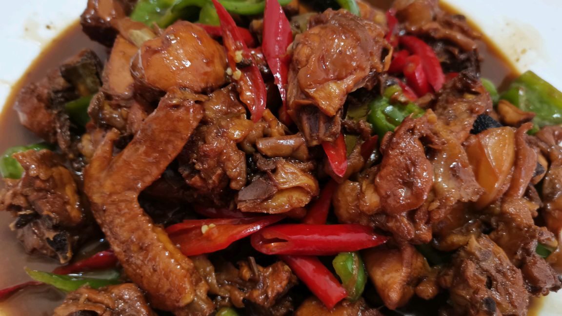 老马在家自制大盘鸡,汤浓肉烂,超级满足