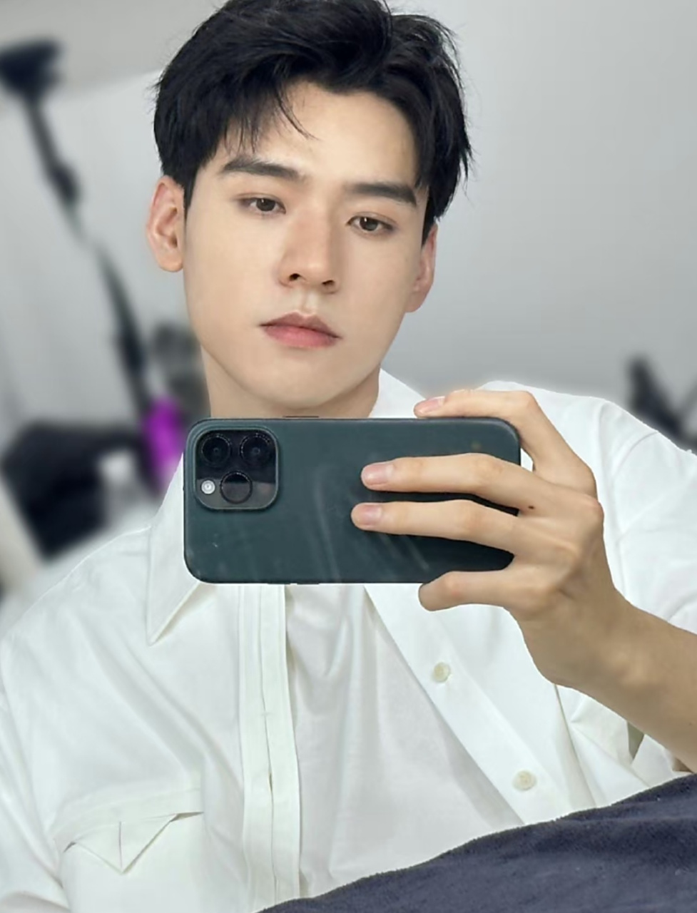 龚俊化完妆对镜子自拍,手指修长,上面还有一颗痣,妥妥的阳光学长的既