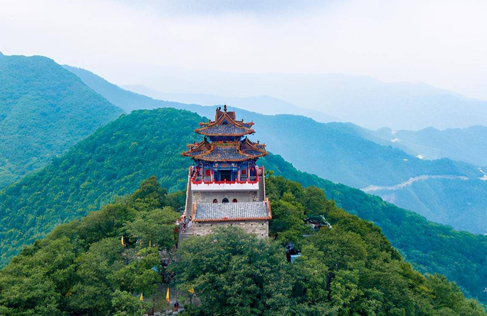 山西云丘山是一个5a级景区,拥有丰富的自然景观和历史文化价值.