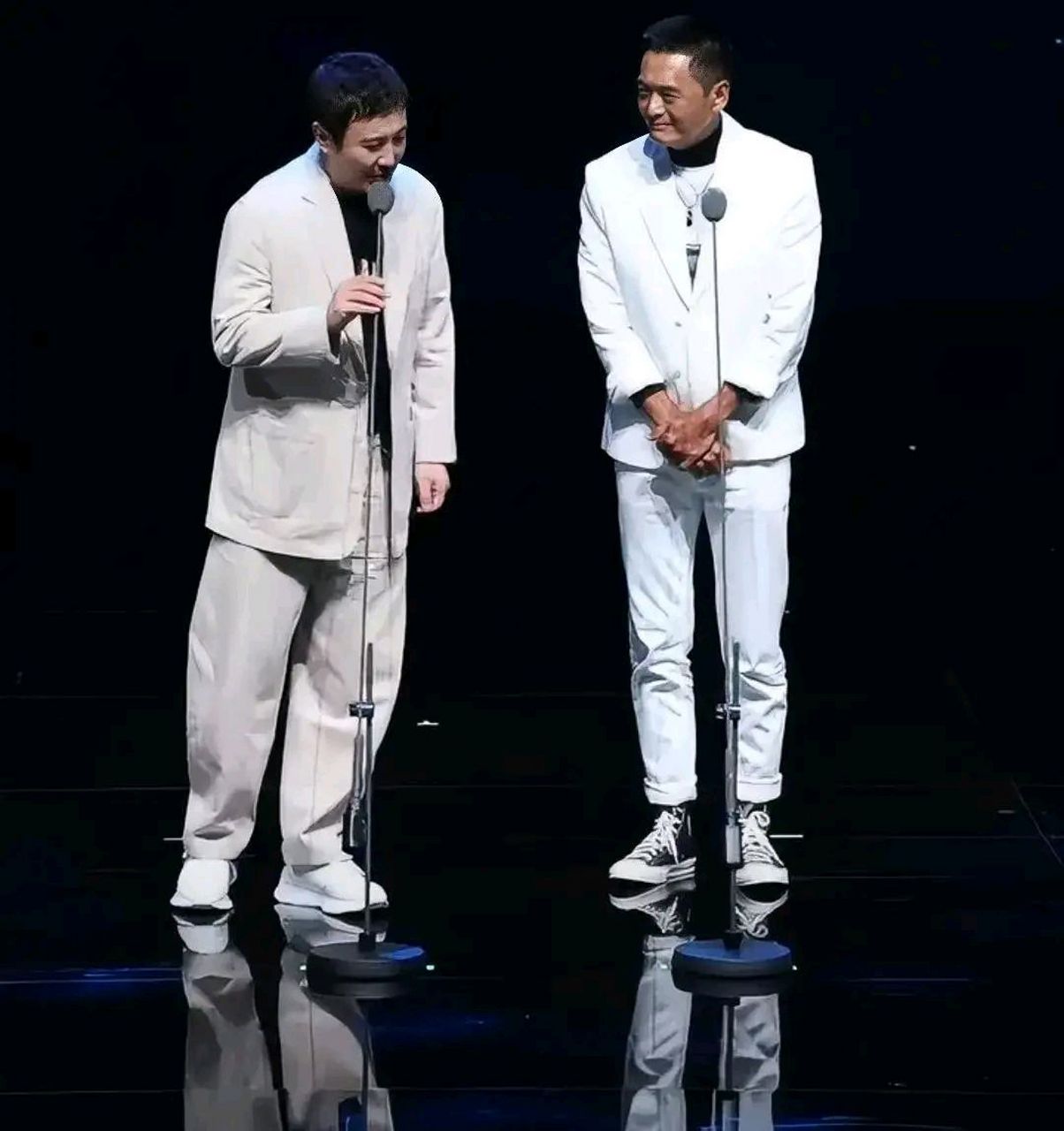 沈腾和周润发难得同框,竟然是给周润发颁奖,上台发言时,两位幽默风趣