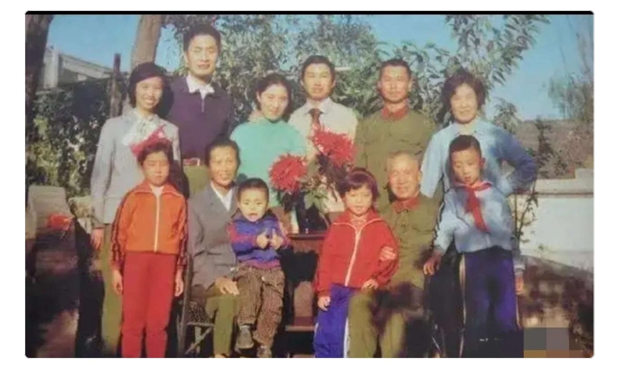 1982年,粟裕大将的"全家福",镜头中的他儿孙绕膝,子孙满堂,尽享天伦之