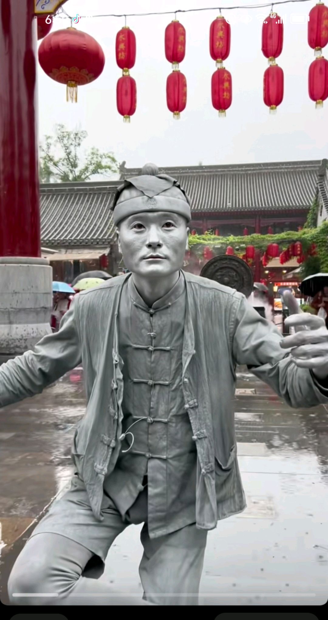 人物鉴赏|一枝独秀新网红,街头雕像"银人阿少"