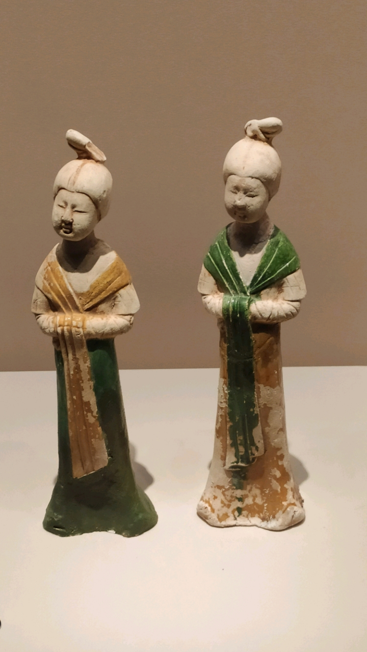 这个唐三彩侍女俑在好几个博物馆都见过一样的了
