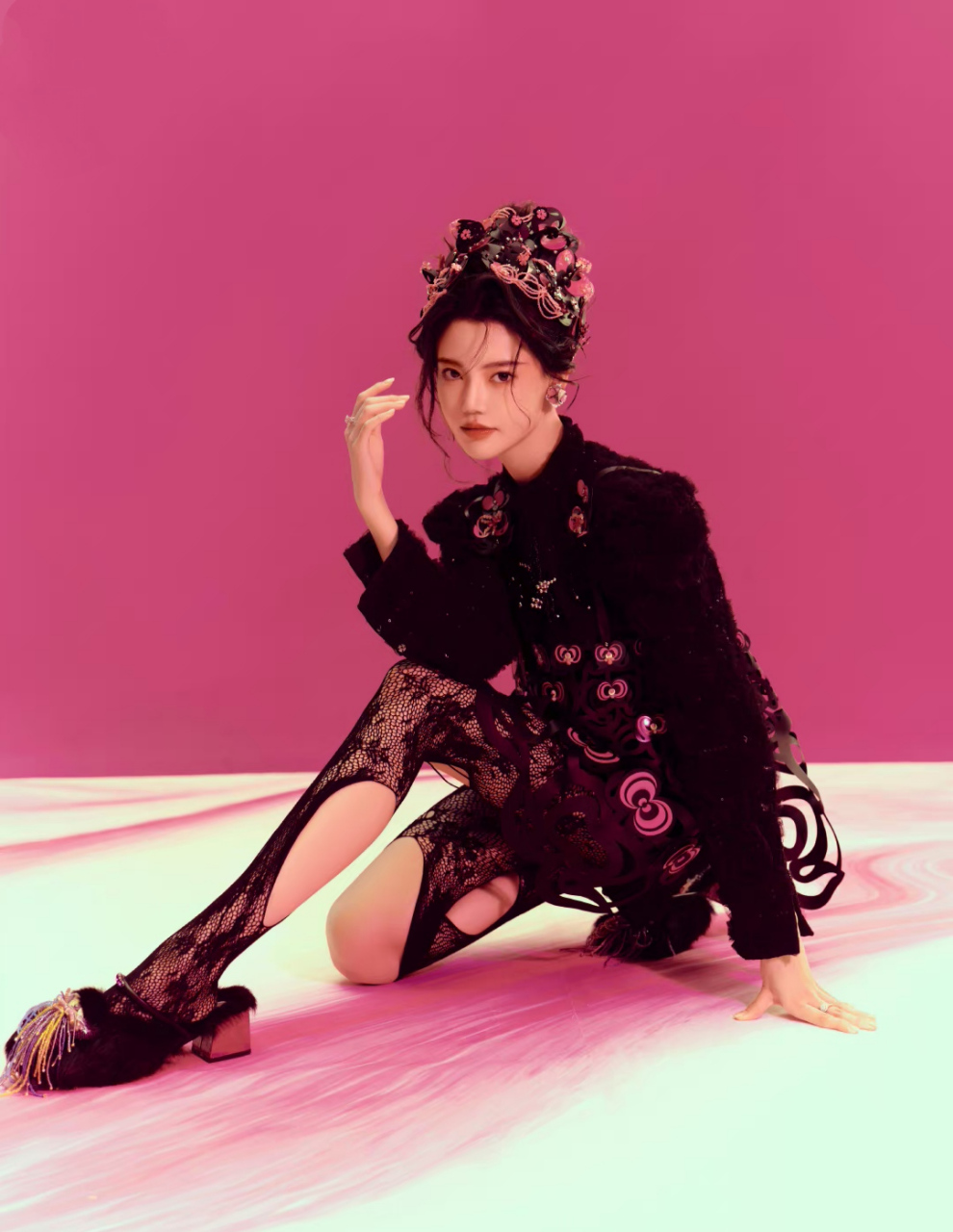 孙珍妮# 一袭粉色缀花连衣裙,肤白貌美的容颜,窈窕曼妙的身材,白皙