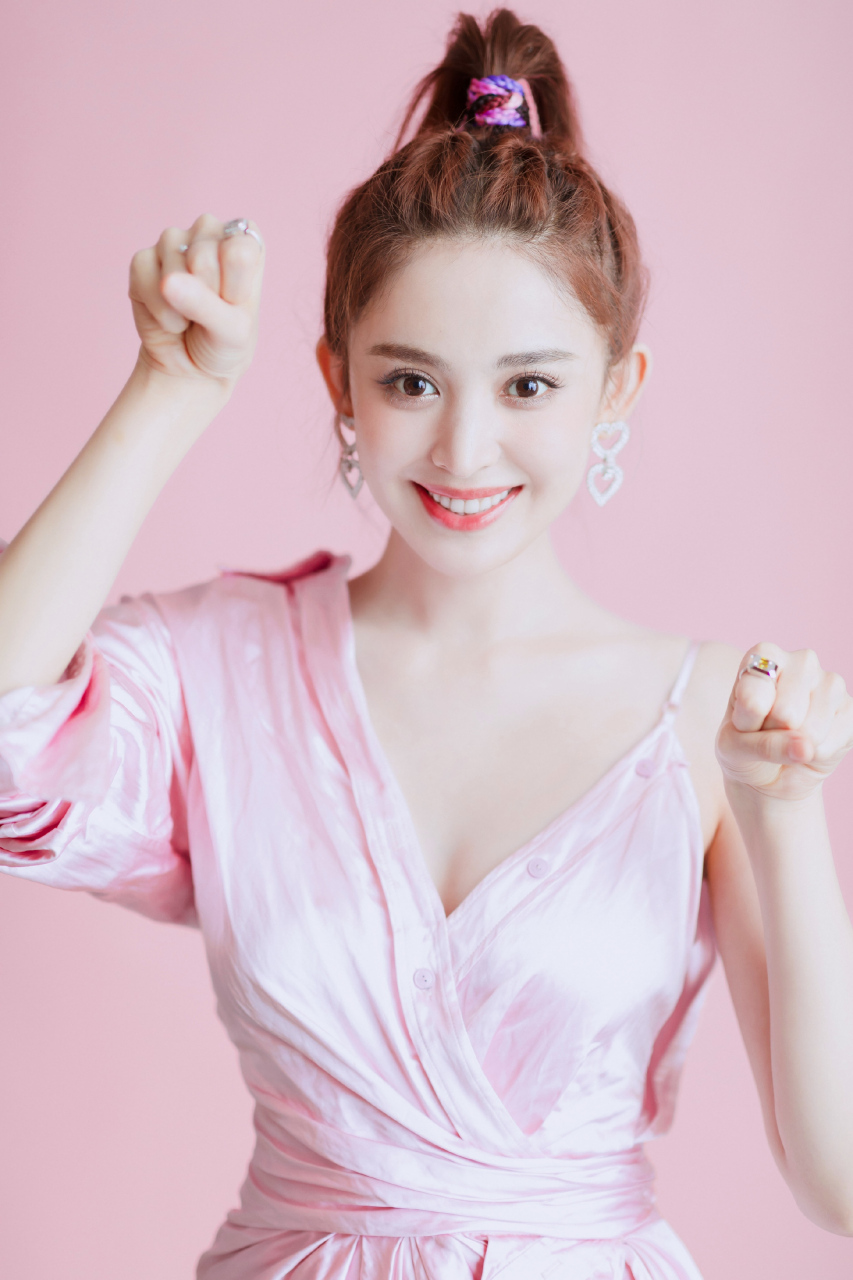 娜扎粉色系性感妩媚写真!#明星# #养眼美女# #大长腿