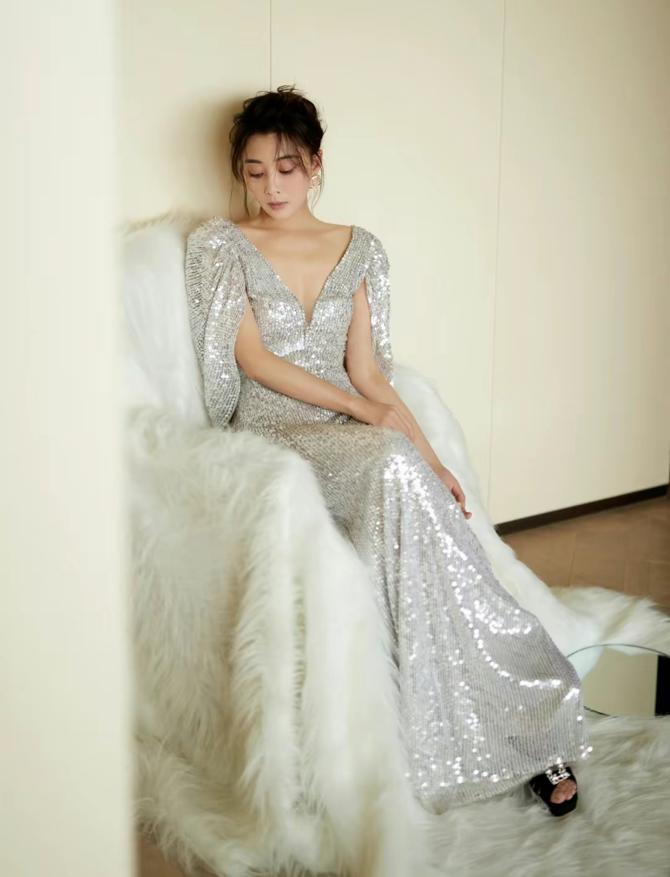 美女殷桃,亮片开胸礼服,身形曼妙,性感妩媚.