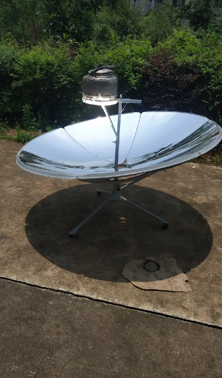 在网上买的太阳灶今天到货了,自己安装了2个小时,终于把它装好了,试了