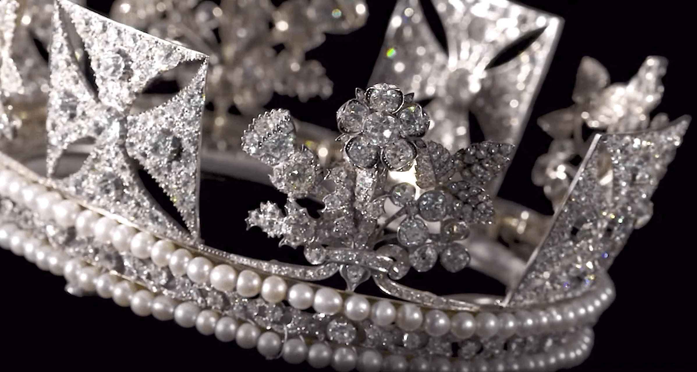 这顶耗费了1000多颗钻石和100多颗珍珠的王冠,本来是给国王打造的.