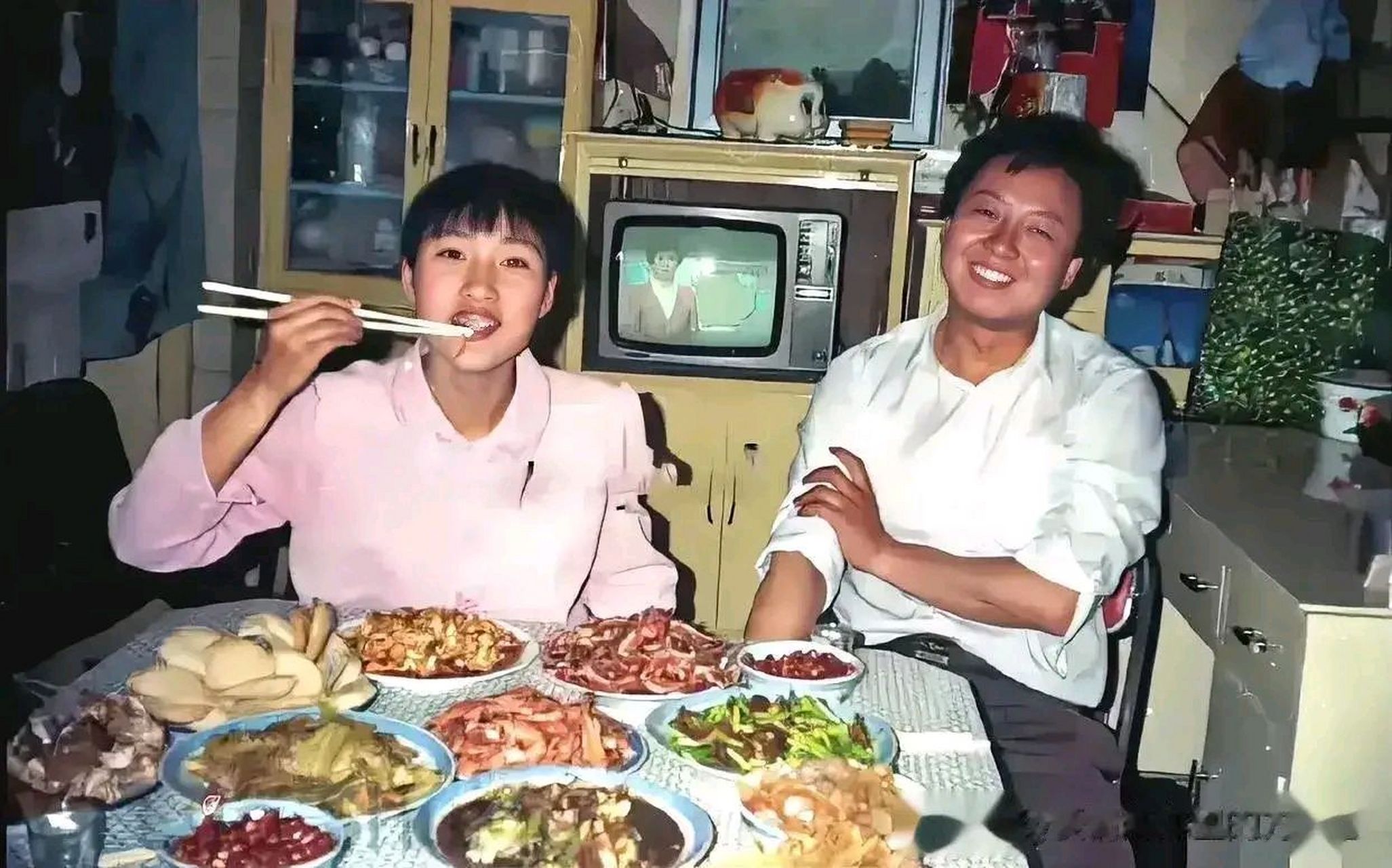 这一桌饭菜是当时80年代的,  那时候能吃到这样一桌菜的能有几个?